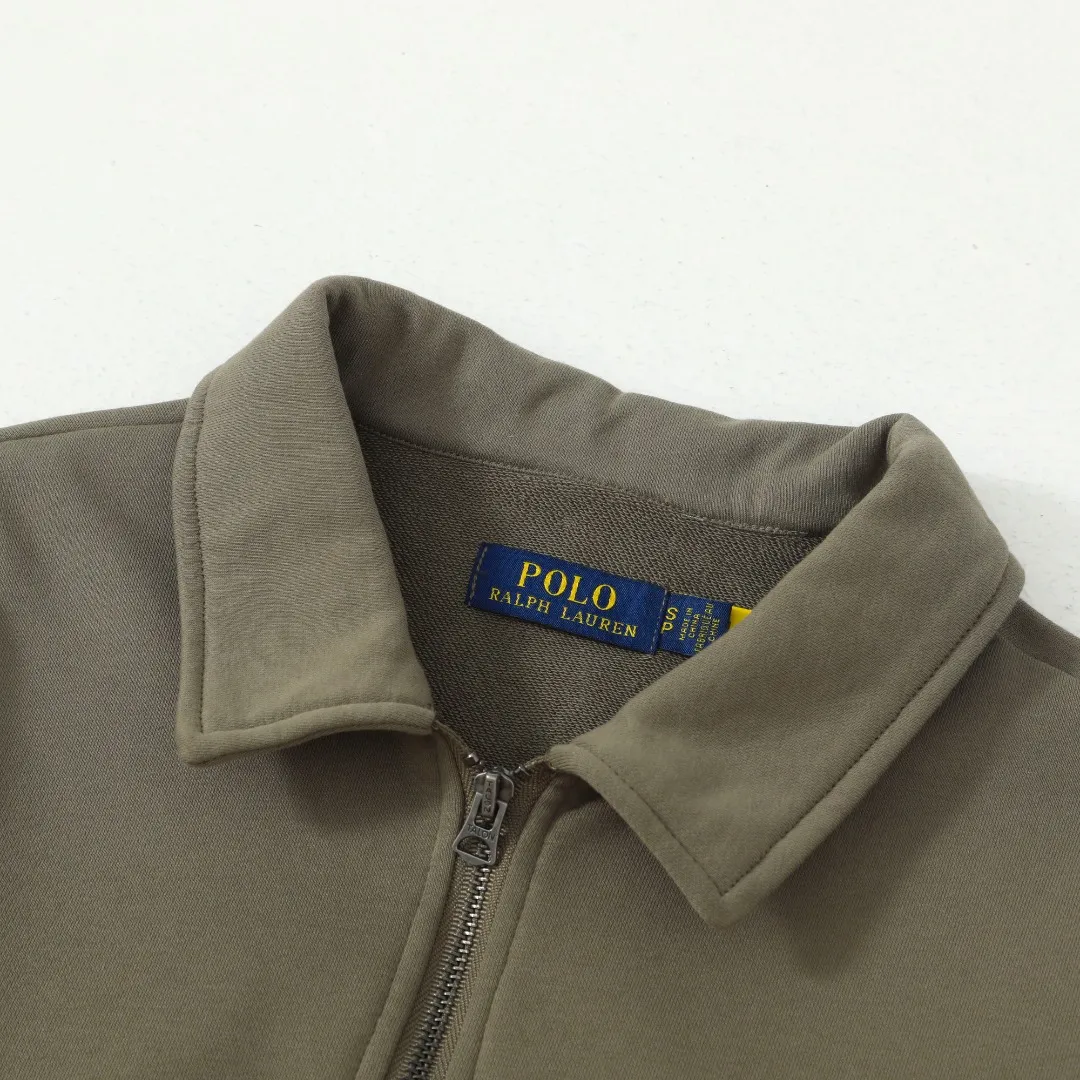 P260 #R99 Ralph Lauren pony logo eight-color half-zip lapel sweatshirt. Wear three times in one suit, easy to switch styles: Fully stand-up collar mode: crisp lapel three-dimensional windproof, taking into account warmth and cool lines, full of coolness ▫️Half-open lazy mode: slightly exposed collarbone, relaxed and comfortable | Pair with a shirt or high collar to show the intellectual atmosphere ▫️Full-open V-neck mode: Visually extends the neck-shoulder ratio | Stacking is more layered, hiding the flesh and making it look slimmer, making it easy to wear with a sense of luxury. Genderless design, shared wardrobe concept: White is gentle and elegant | Black is cool and slimming | Both colors can be used to create a couple CP look. 8 colors are available in the full line | From classic to soft | Meet all daily and occasion dressing needs Quality is reflected in the details: Micro-label logo embroidery | Loose but not procrastinating tailoring | High-grade fabrics ensure a comfortable fit. Easily manage various scenarios such as workplace commuting, weekend leisure, and date travel, effortless chic is the definition of effortless chic.  Color: Black White Navy Mint Green Khaki Pink Yellow Army Green Size: S M L